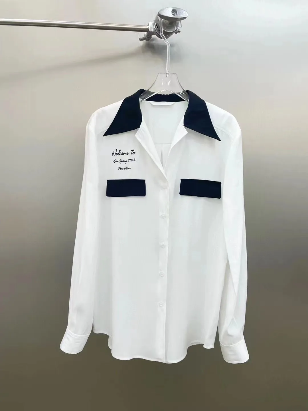 

2022 spring and summer new women's white spell black double pocket letter long sleeved shirt
