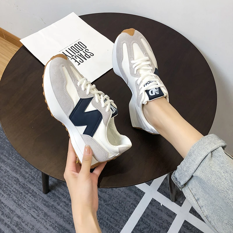 

Женские кроссовки, модель 2023 года, демисезонная брендовая Роскошная Вулканизированная обувь, повседневная легкая обувь на плоской подошве, большие размеры 44
