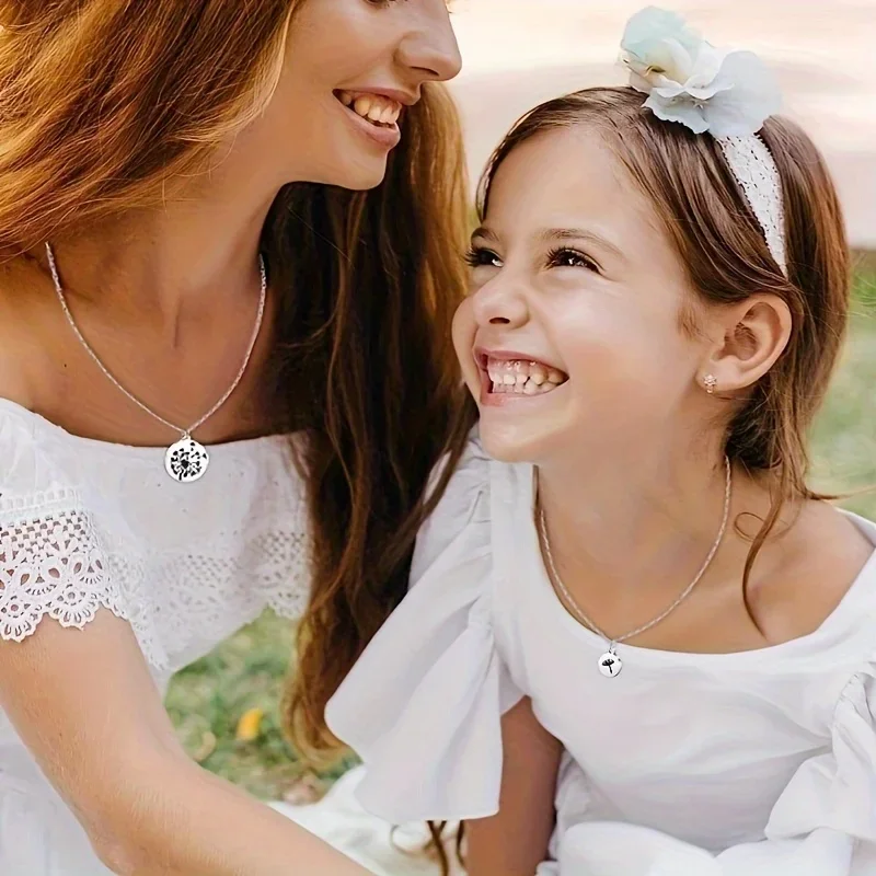 Ожерелье с круглой подвеской гравировкой одуванчиков