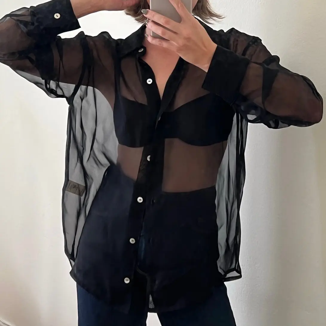 Женская прозрачная блузка на пуговицах черная однобортная с отложным воротником
