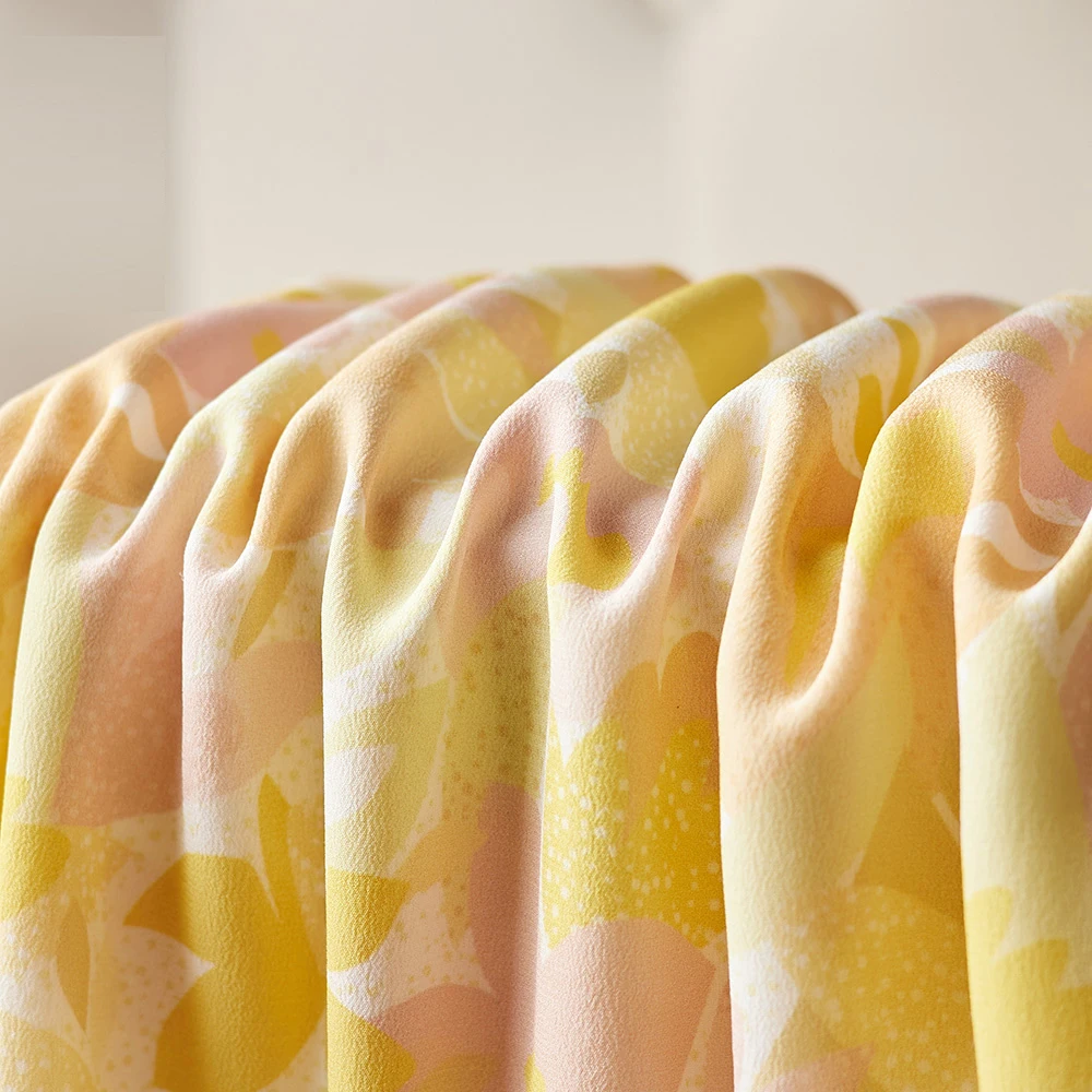 Желтый с коротким рукавом и принтом |