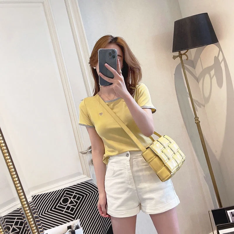 

Korean women love embroidered T-shirt short sleeves round collar