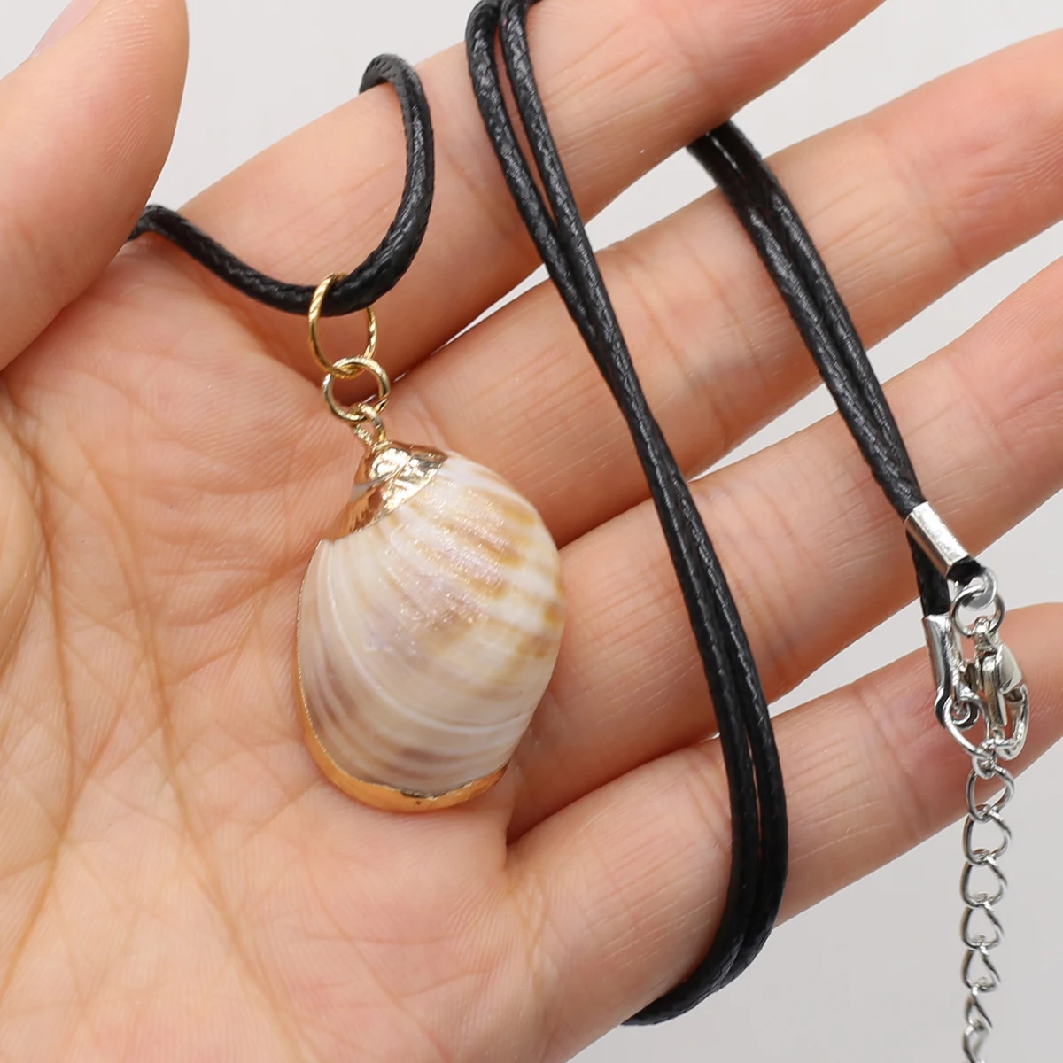 

Wholesale Natural Sea Shell Pendant Necklace Tiny Conch Shell for Women Reiki Heal Tribal Necklace Party Gifts
