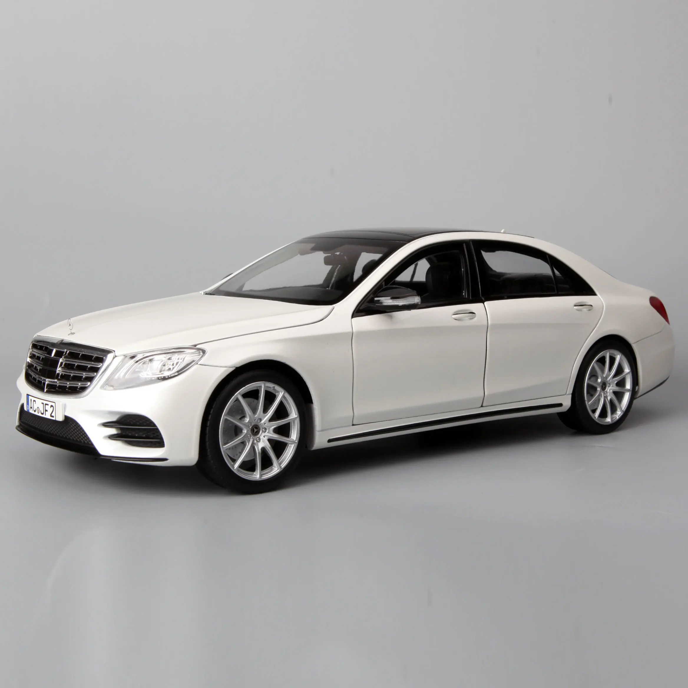 

Коллекция товаров для мебели NOREV 1:18 BENZ Line 2018