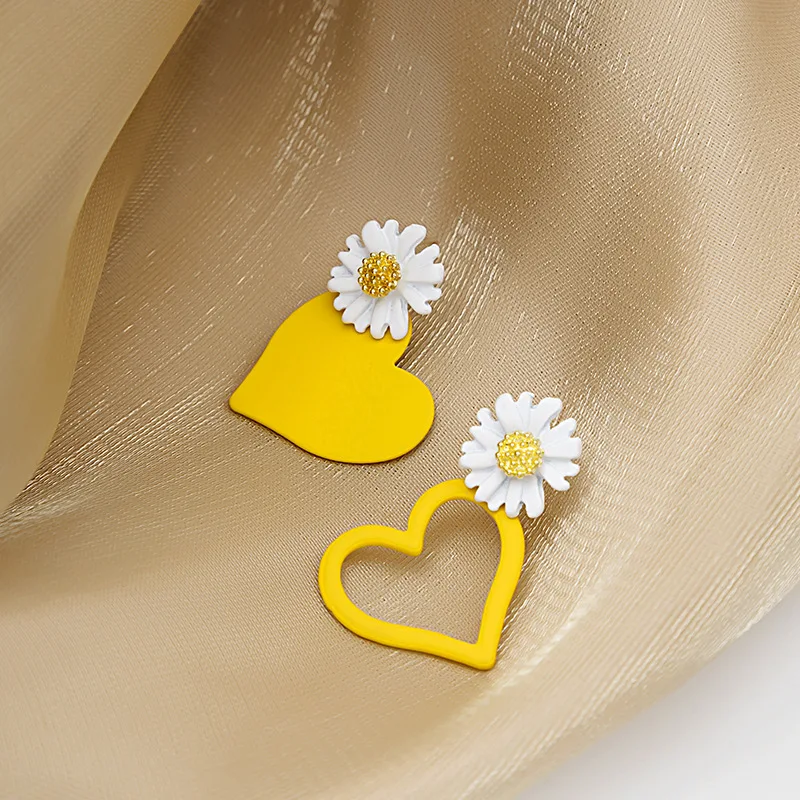 

Korean Silver Needle Yellow Asymmetric Daisy Hollow Heart Earrings for Women Summer Cute Flower Ear Studs Jewelry Accessories
