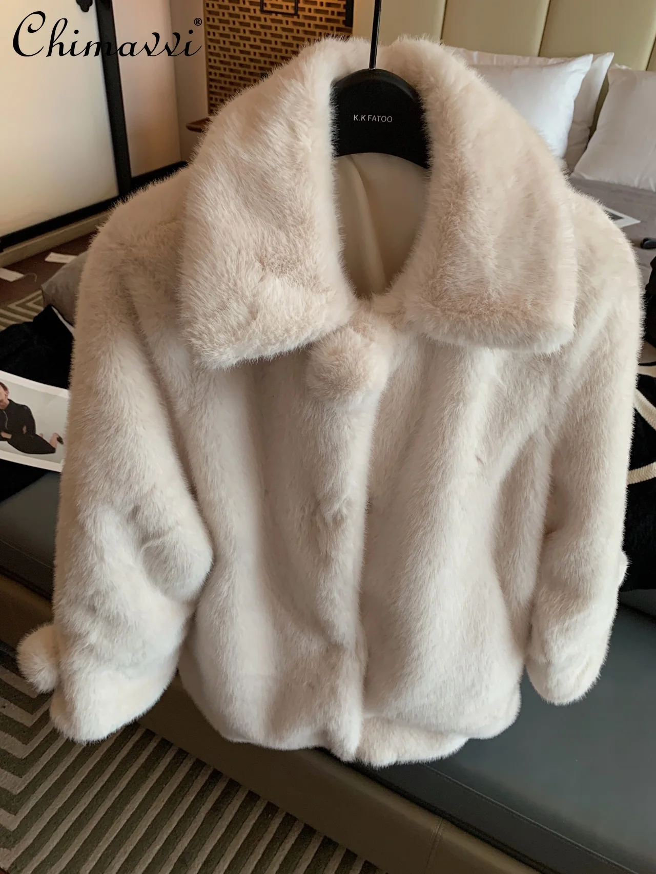 

Высококачественное пушистое пальто из искусственного меха, новинка 2023, зимняя одежда, модная теплая Женская куртка с длинным рукавом, приталенные милые меховые куртки
