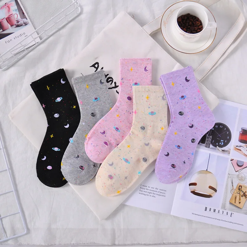 

Новые женские модные носки с изображением Вселенной звезды неба в Корейском стиле женские хлопковые милые носки средней длины с изображением мультяшной планеты