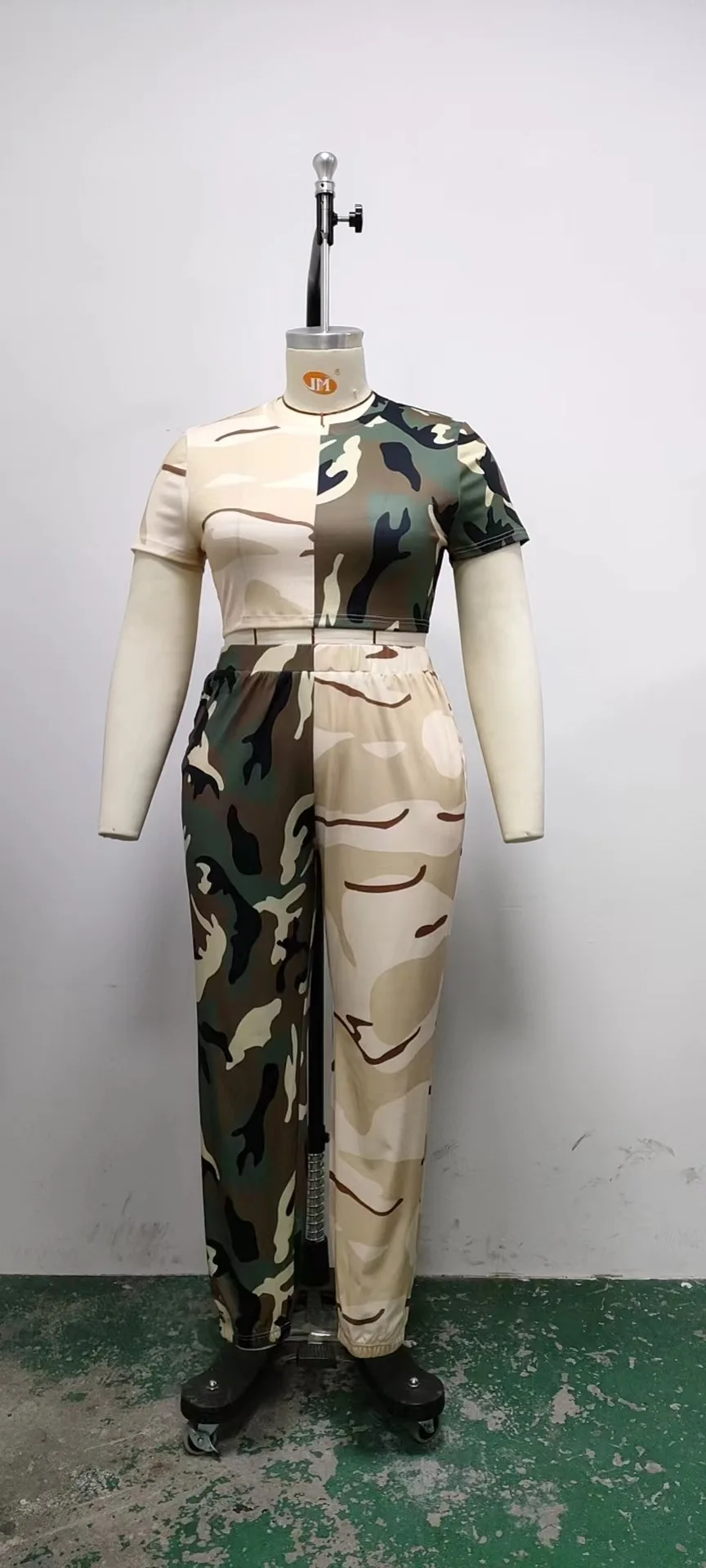 Женский комплект из двух предметов укороченные брюки с камуфляжным принтом