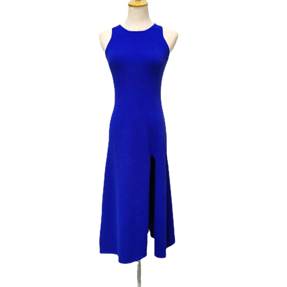 Женское трикотажное платье-миди с разрезом без рукавов