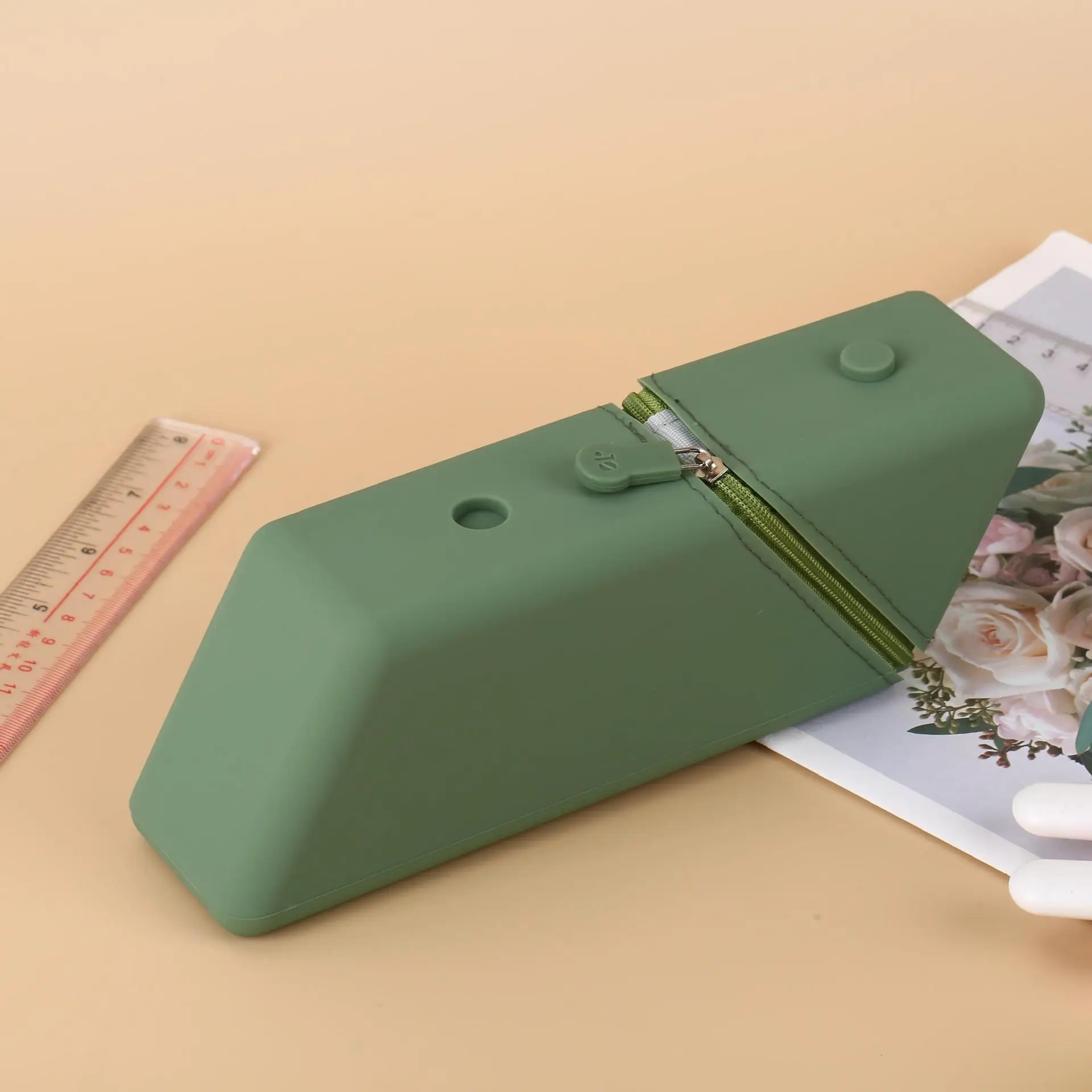 

Портативный силиконовый пенал