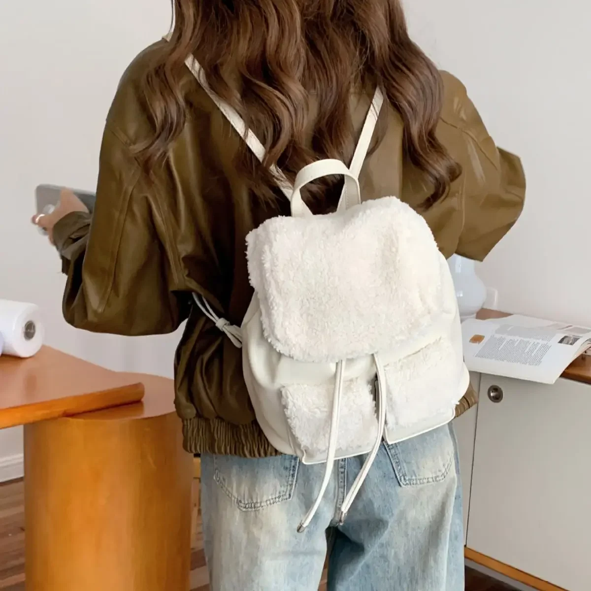 

Winter Warm Plush Book Bags for Women Fashion Lambswool Women Backpack Multiple Pockets Shoulder Bag Designer Travel Back Pack