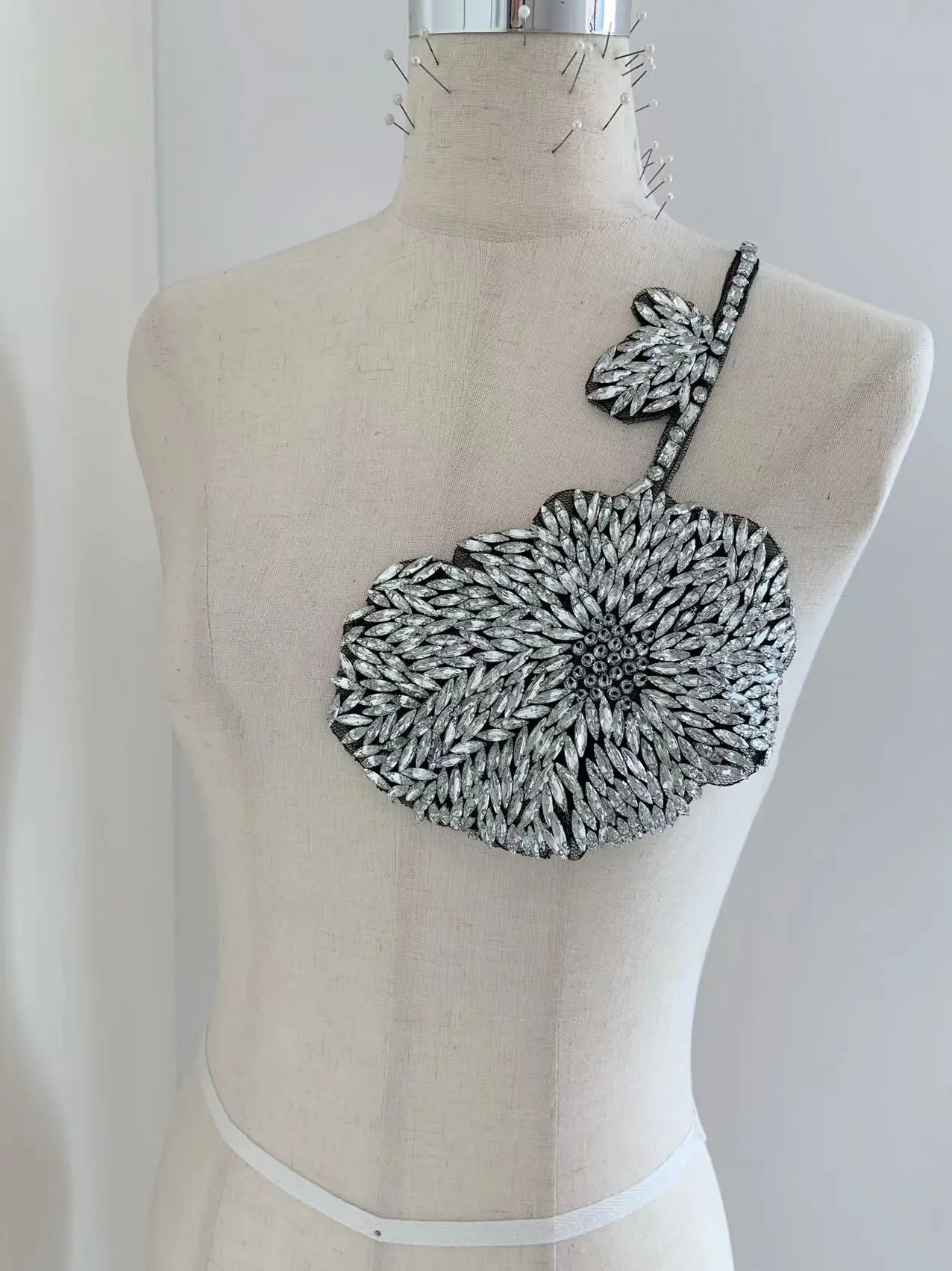 Аппликация из тяжелых серебряных бусин большой блестящий женский лиф нашивка с