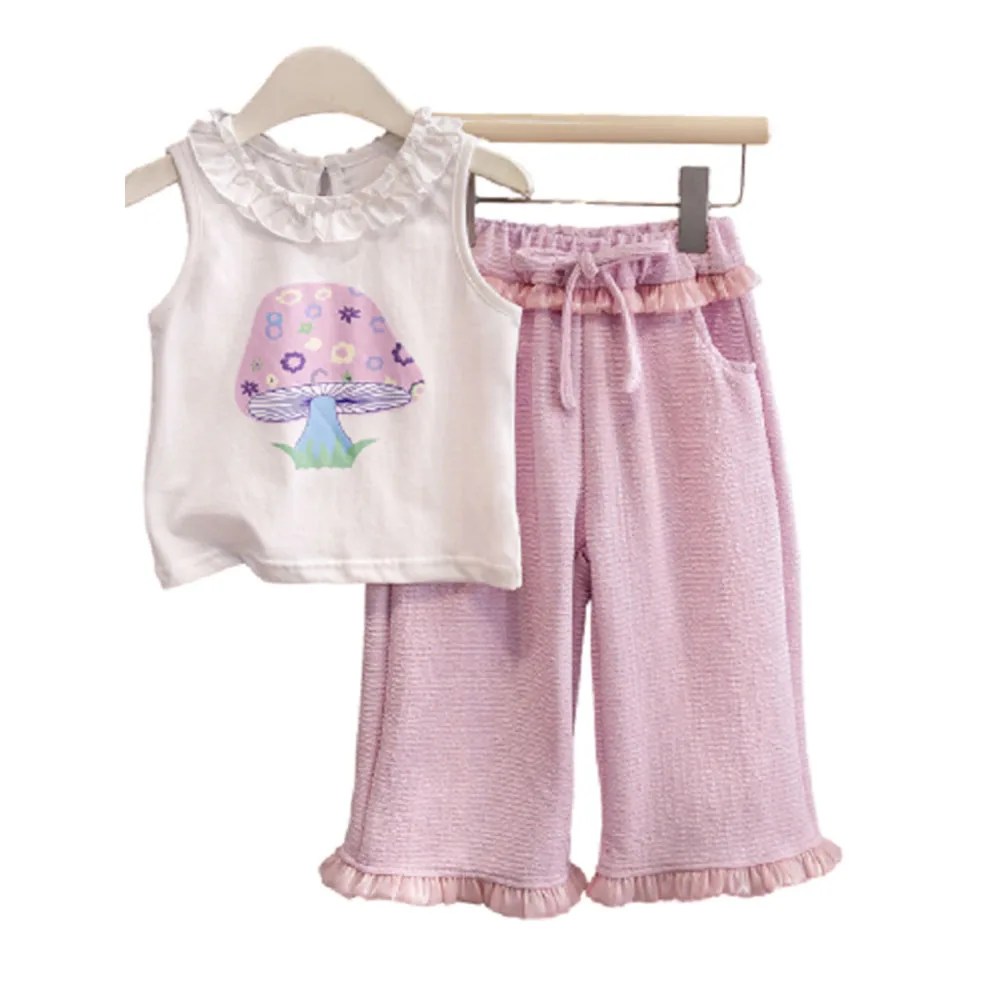 Футболка без рукавов и прямые брюки с цветочным принтом