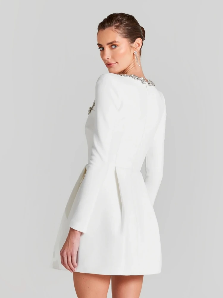 Платье трапециевидной формы с длинными рукавами и квадратным вырезом