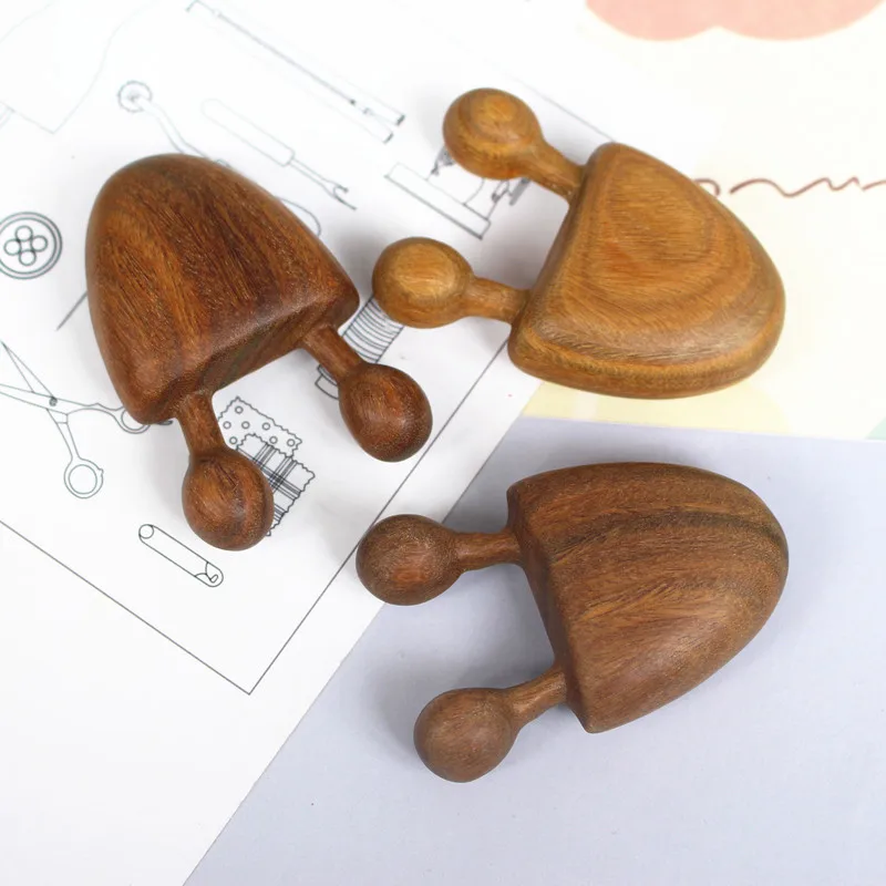

Green Sandalwood face massage comb wooden handle piece Green Sandalwood eye massage small snail comb massage tool
