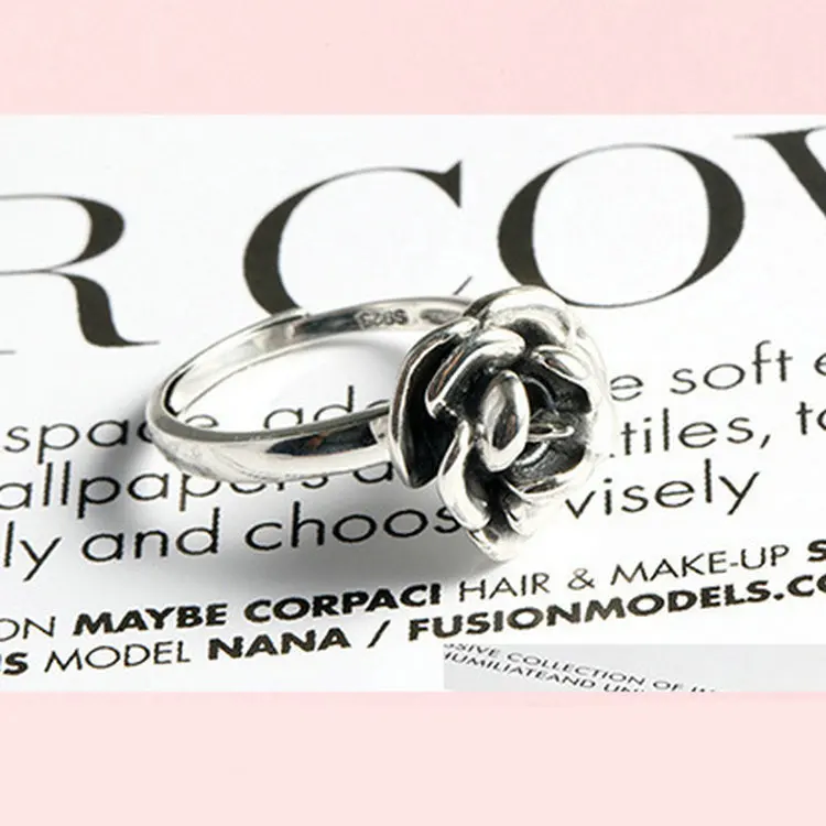 Кольцо женское серебристое регулируемое в виде цветка розы |