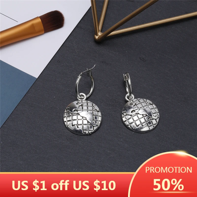 SOHOT Новое поступление Винтажный сплав круглая карта тиснение Danglke унисекс для женщин и мужчин висячие серьги DIY Серебряный цвет модные праздничные ювелирные изделия