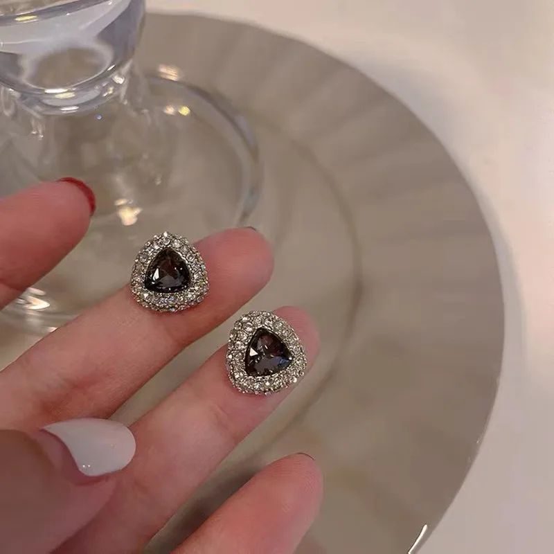 

Korean simple and retro black diamond geometric triangle earrings fashion new elegant French silver needle earrings femininity