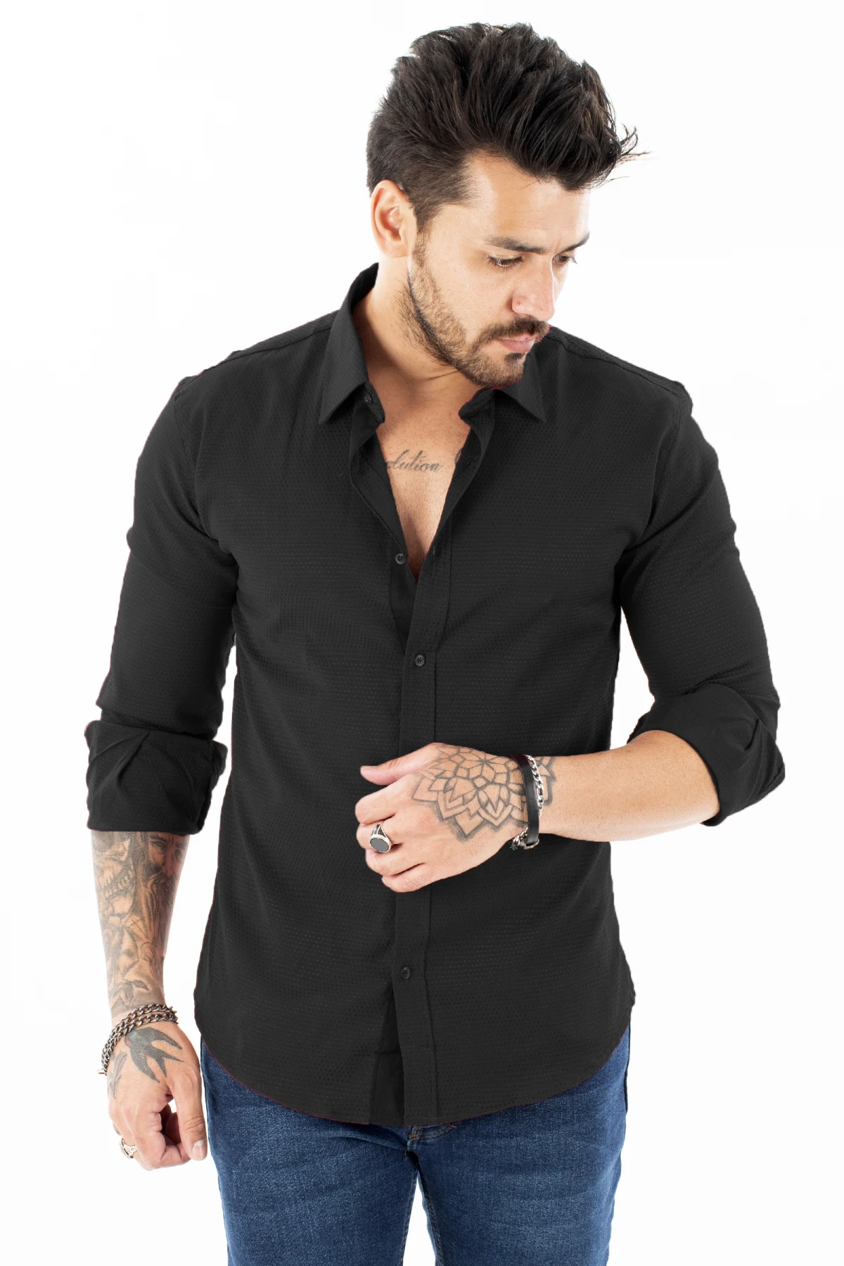 

Мужская приталенная рубашка с длинным рукавом и высоким воротником