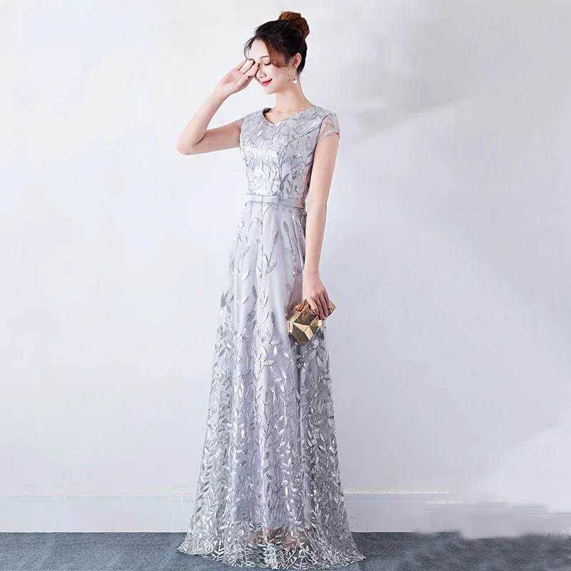 Вечернее платье It's Yiiya по индивидуальному заказу серое с блестками круглым