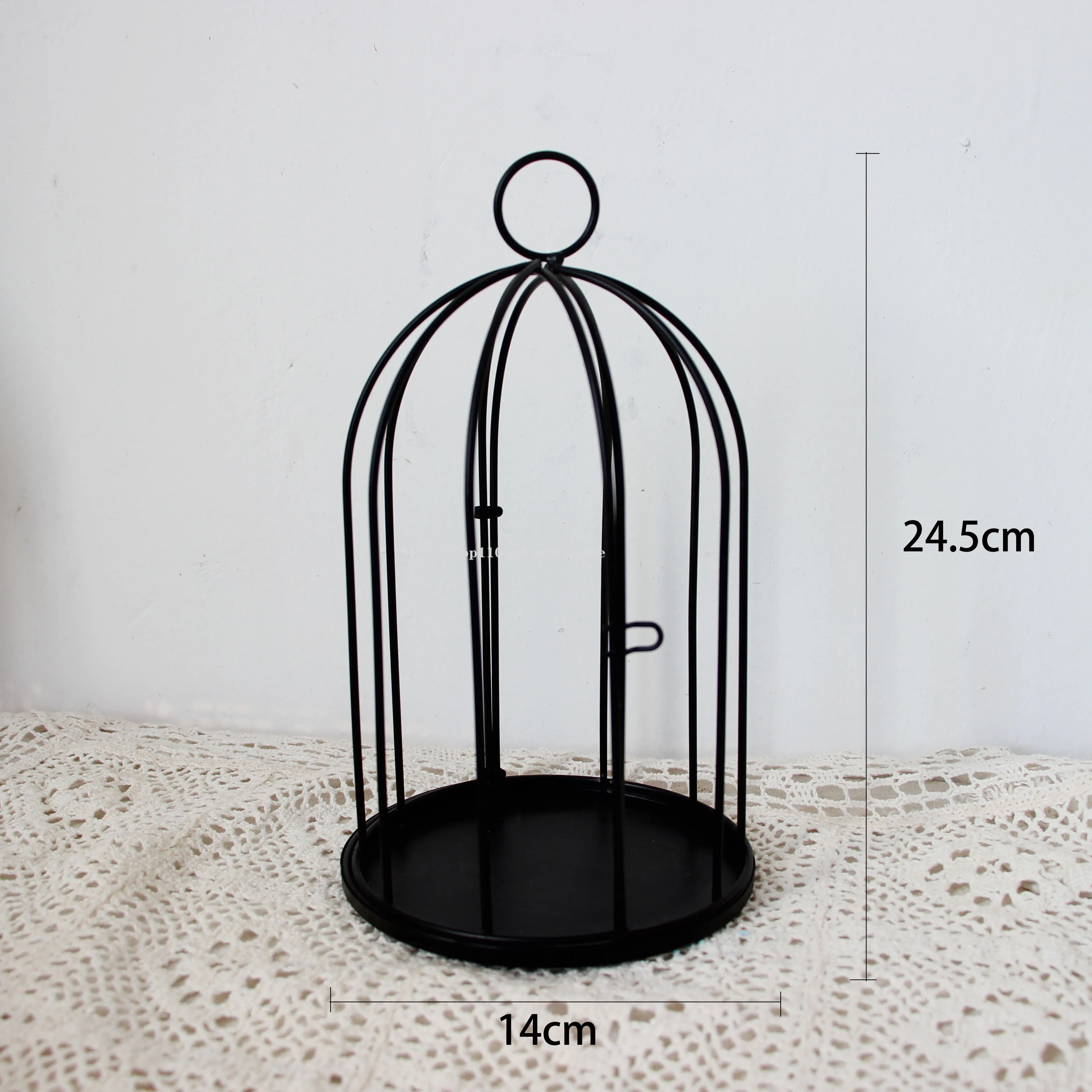 

Золотая кованая клетка для растений