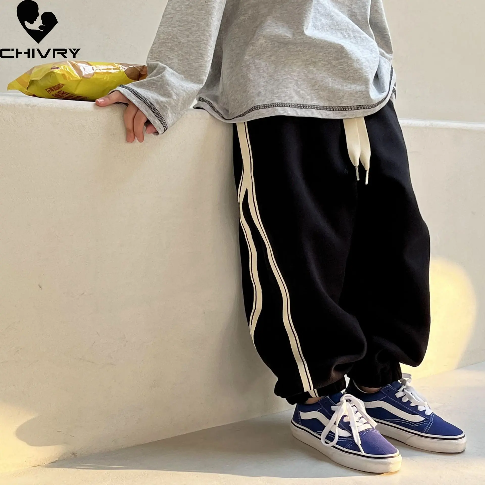 

Новинка 2023, детские модные спортивные брюки для мальчиков на весну и осень, повседневные свободные брюки с полосками по бокам и эластичным п...