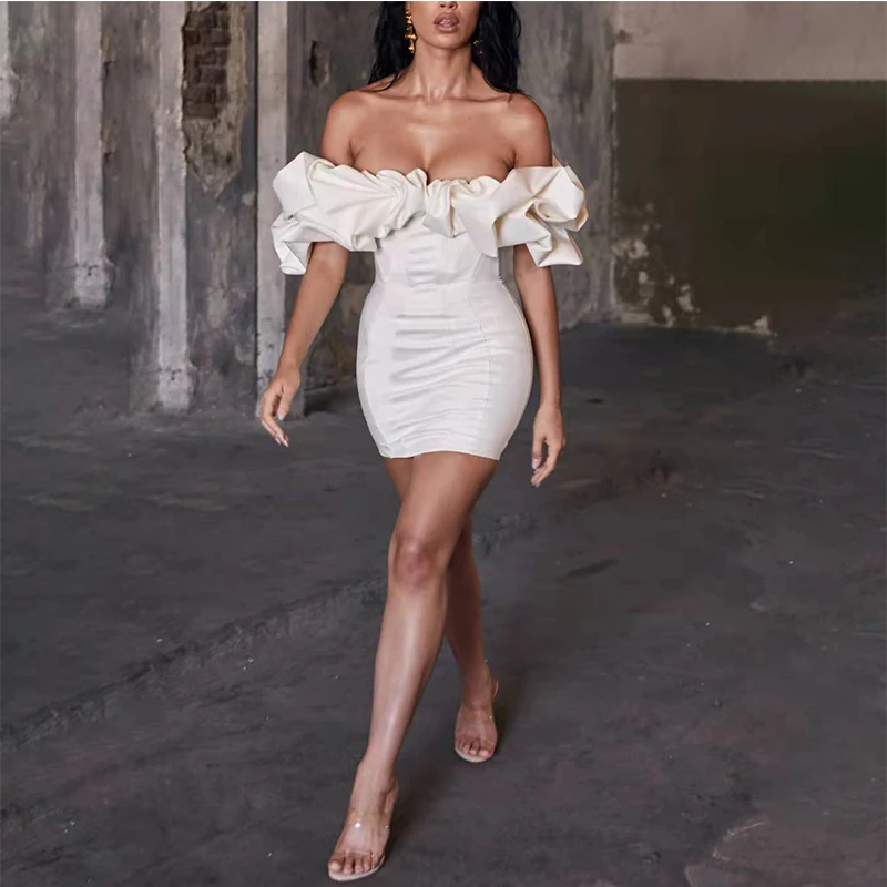 

Женское атласное мини-платье без бретелек, с рюшами и открытой спиной