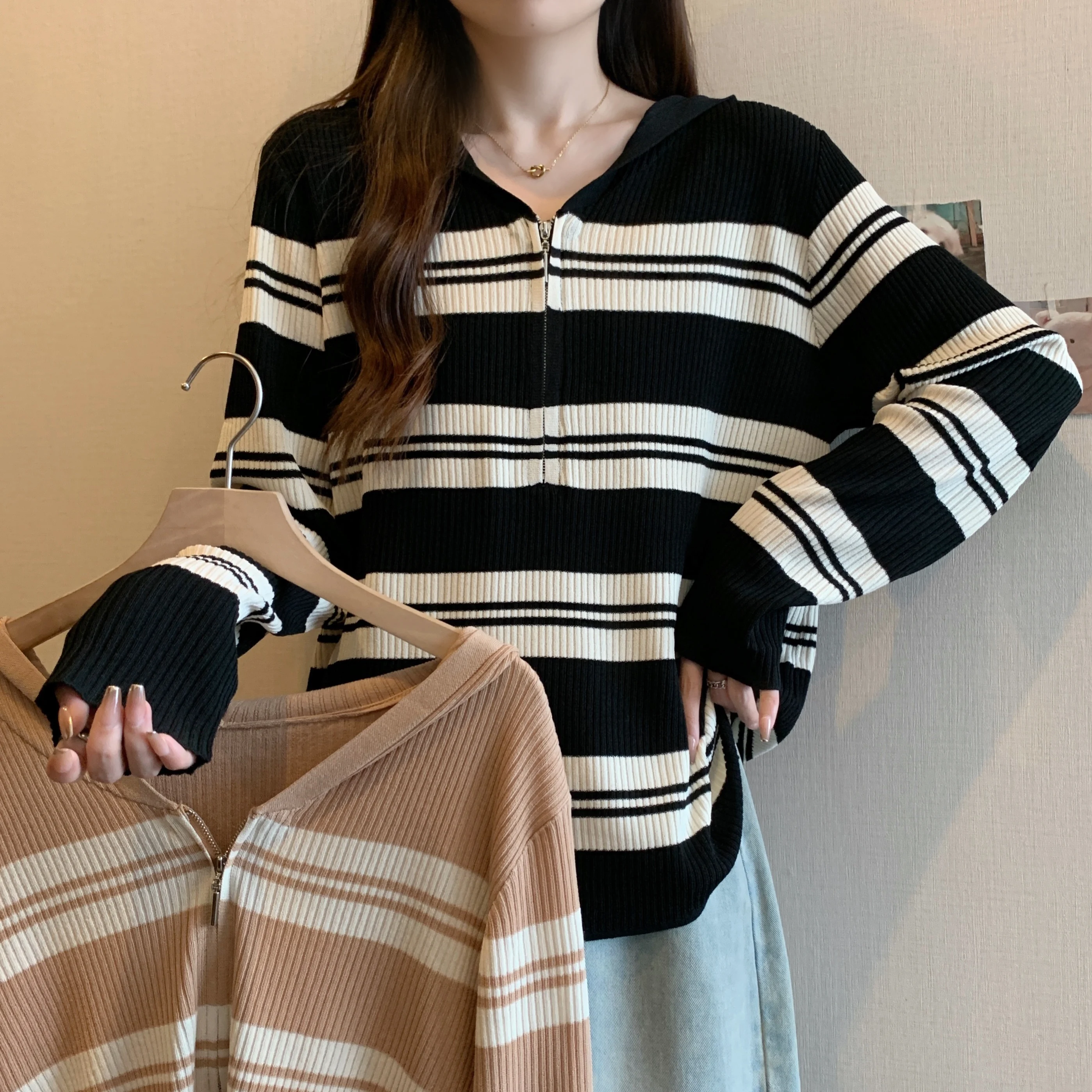 Повседневный топ больших размеров с v-образным вырезом и контрастным цветным