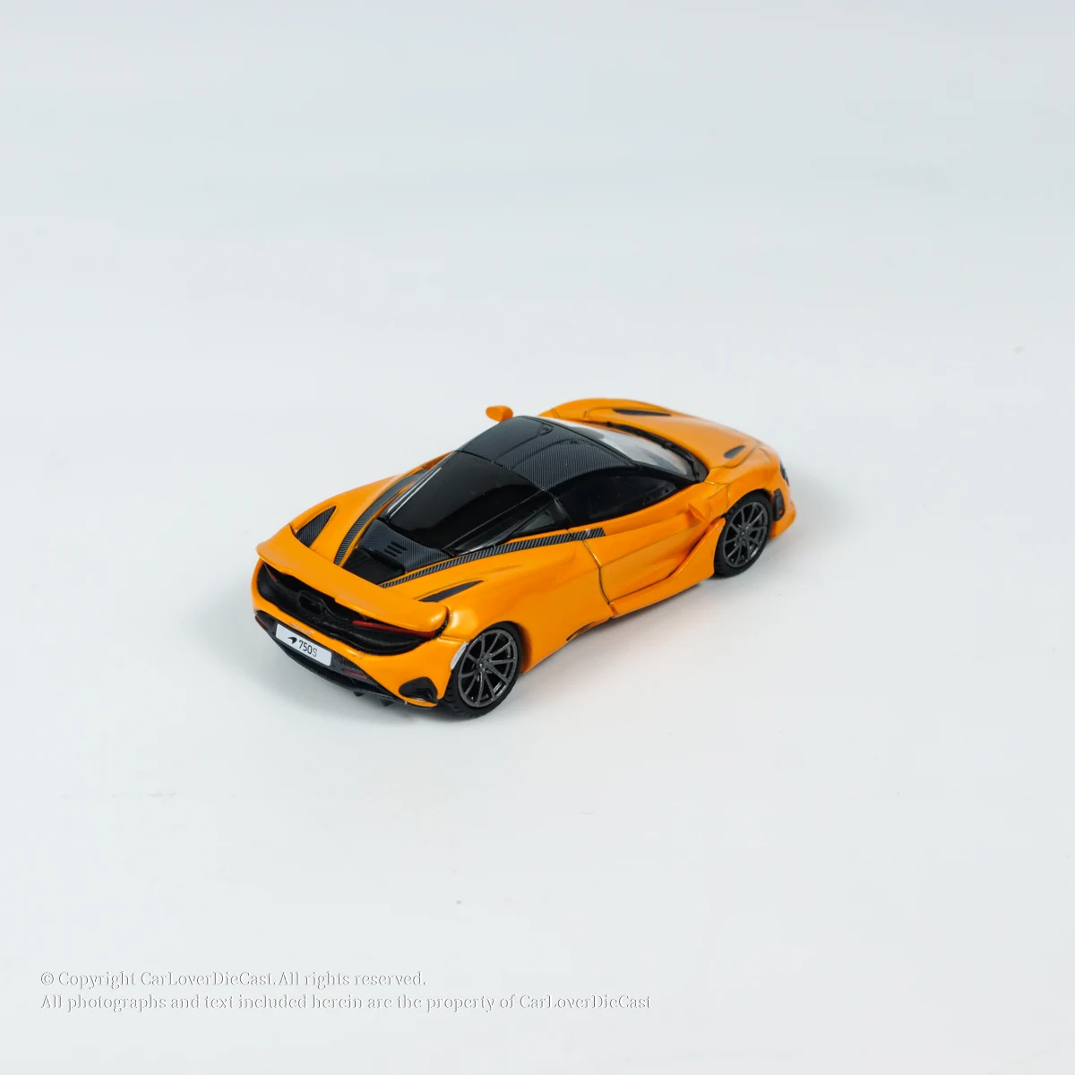 Литая модель автомобиля MINIGT 1:64 750S оранжевого цвета