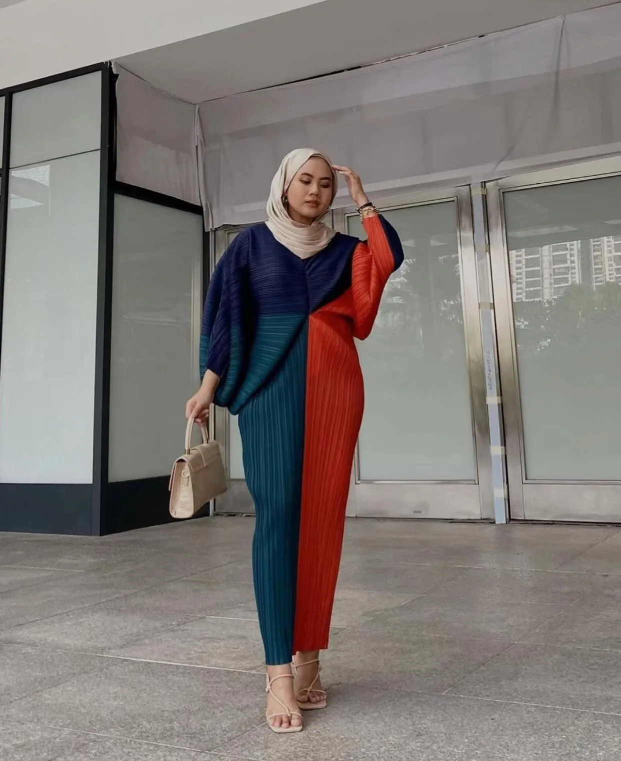 

Miyake Pleated Lantern Bat Sleeve 2022 Autumn/Winter New Temperament Stitching V-Neck Fashion Loose Dress Vestidos Fiesta Daifa