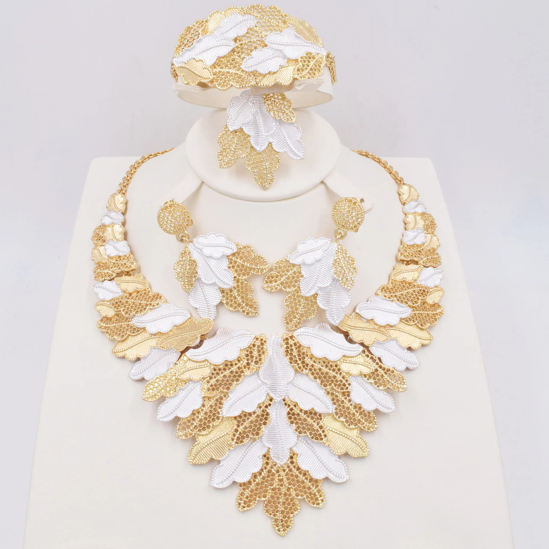 Комплект из колье серёг браслета и кольца