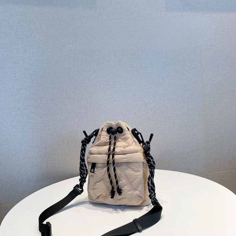 

New Retro Rhombus Line Wide Shoulder Strap Bucket Bag for Women Shoulder Messenger Bag Ladies Crossbody Bags Simple Handbags