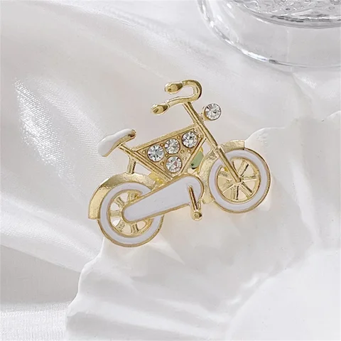 Велосипедная брошь золотого цвета