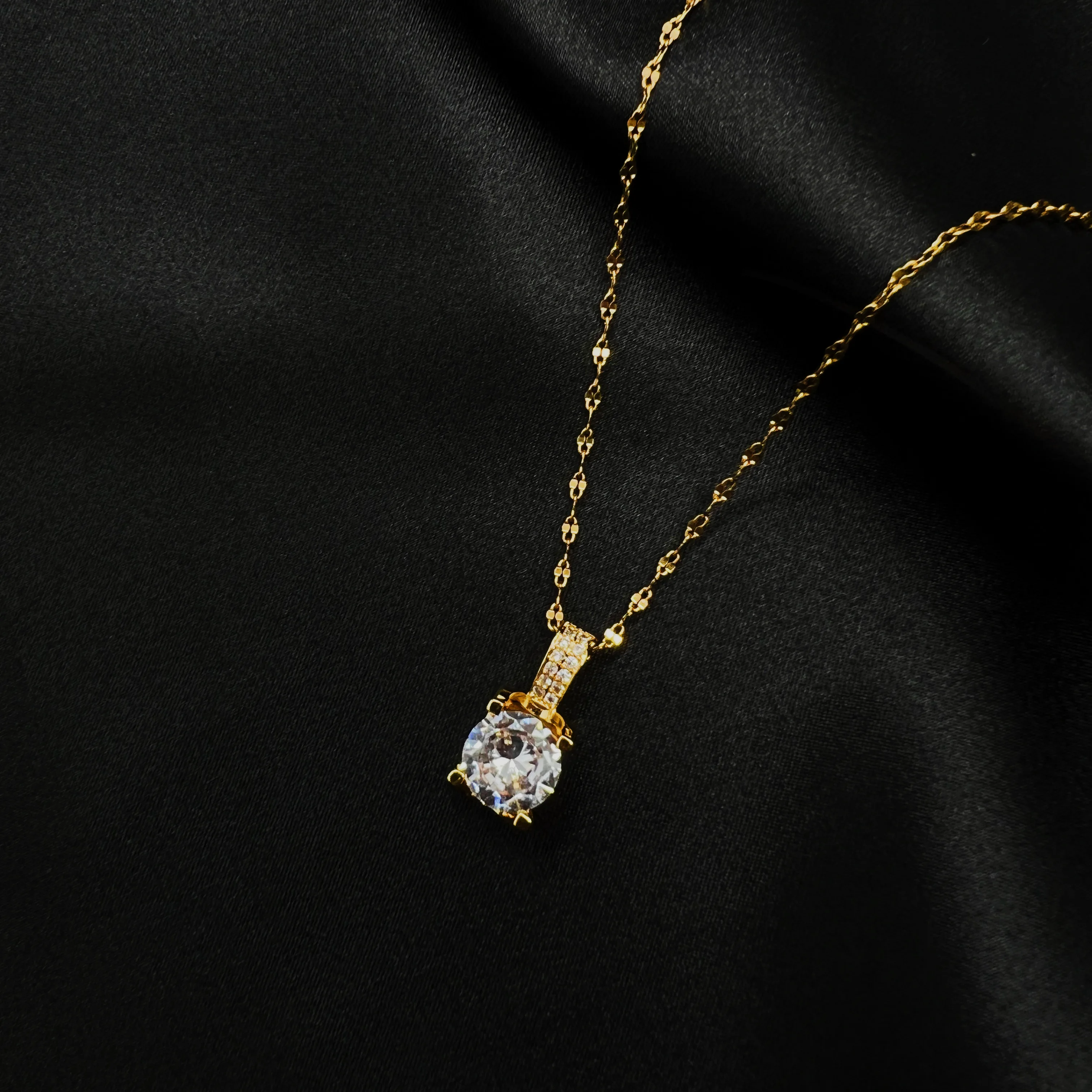 

MANDI Light Luxury 18k Zircon Inlaid Womens Necklace High Quality Gold Plating Small Square Clavicle Chain Simple Jewelry