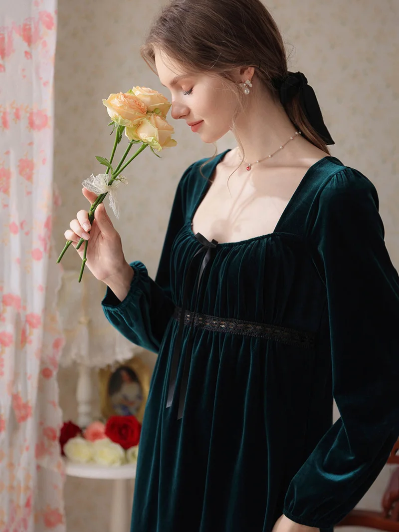 Women Vintage Velvet Long Nightdress Autumn Winter French Court Robe Backless Sleepwear Princess Nightwear Victorian Nightgowns