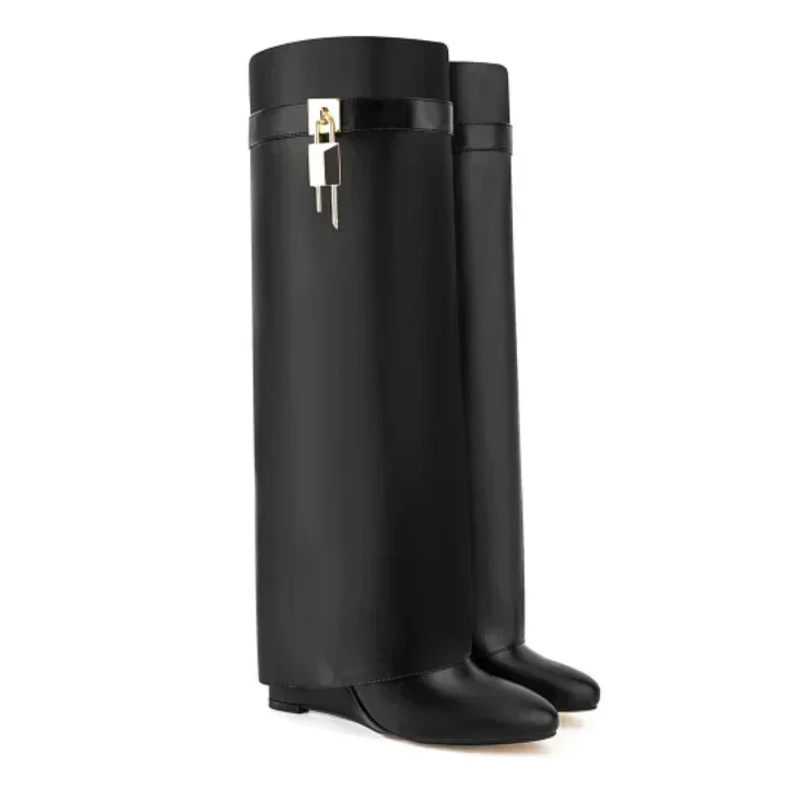 Женские сапоги до колена на толстой подошве и наклонном высоком каблуке