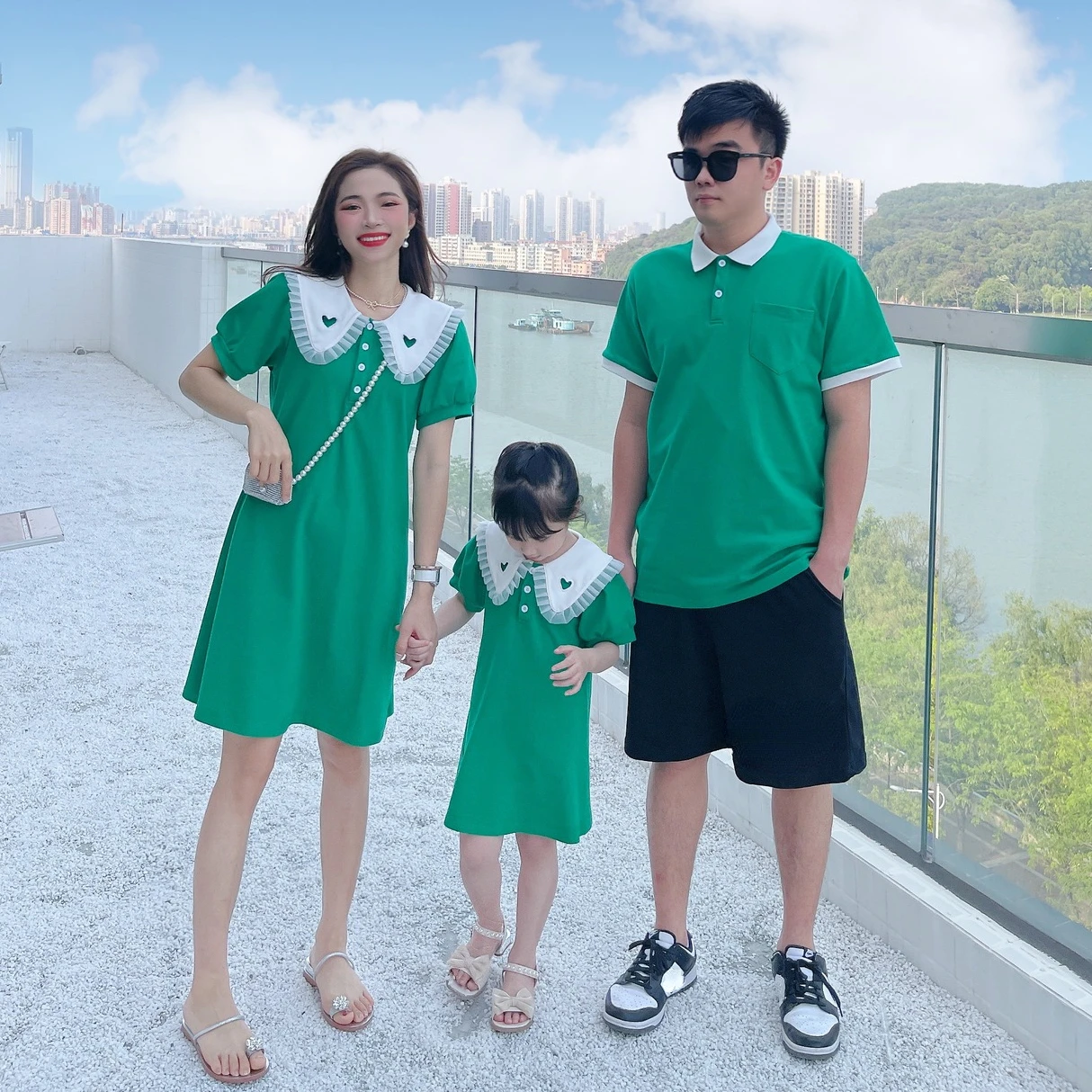 

Одежда для мам, пап и детей для всей семьи, Одинаковая одежда, зеленое платье для матери и дочери, одинаковые рубашки для Отца и Сына