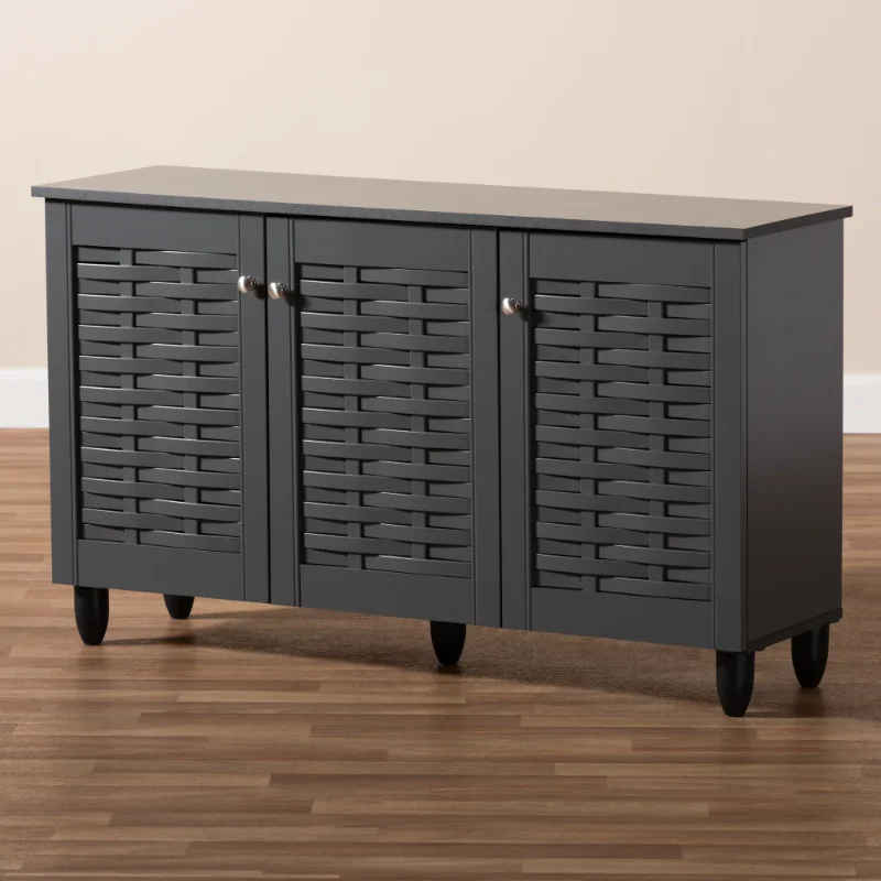 

Современный и современный темно-серый шкаф для хранения обуви с тремя дверцами в деревянной прихожей