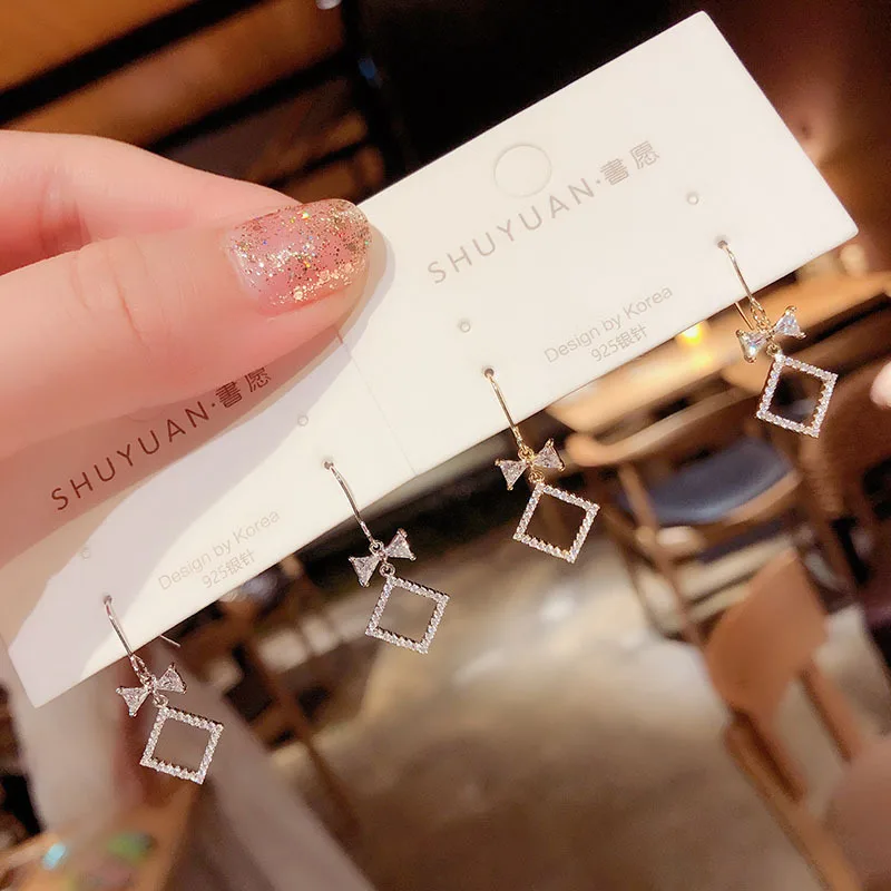 

Модные милые циркониевые серьги с бантом, индивидуальные простые квадратные серьги с бриллиантами, новые милые серьги с бантом, оптовая про...