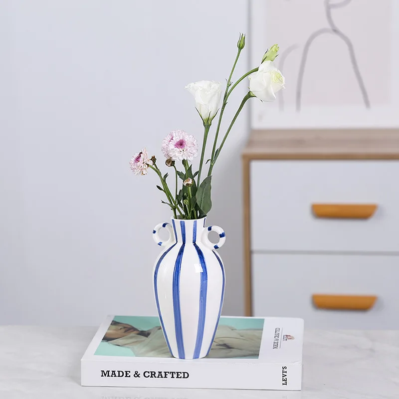 Керамическая ваза в полоску с широким горшком