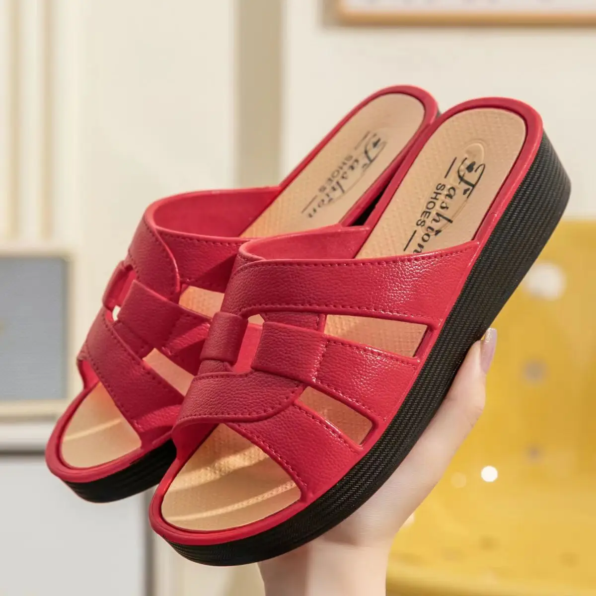 Женские летние тапочки с вырезами на одном слове толстая подошва Нескользящие