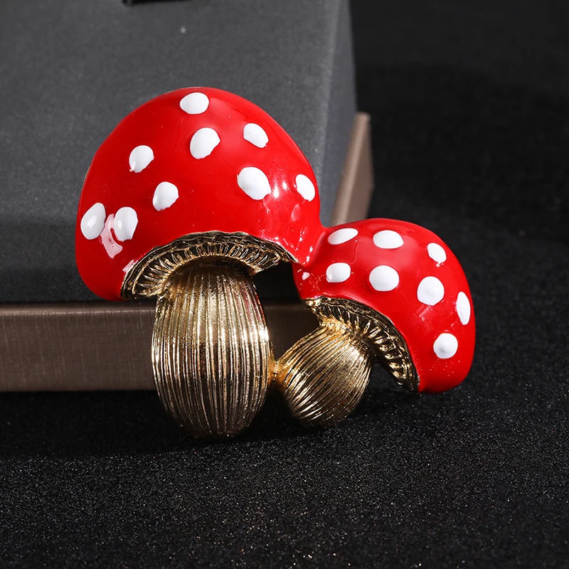 Большой красный эмалированный гриб