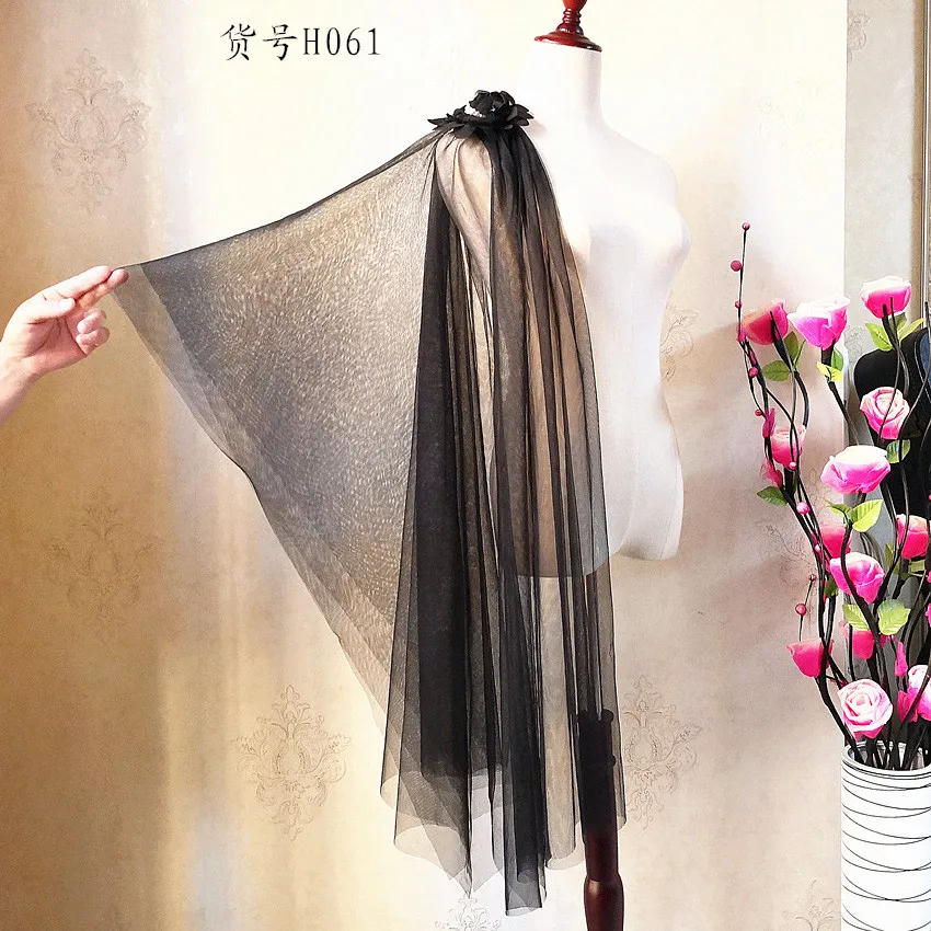 

Эполлет ручной работы из черного кружева с цветочным орнаментом на собранном свадебном приемнике из тюля на плечо