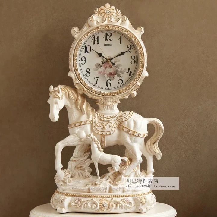 

EUROPEAN-STYLE RETRO CLOCK SEAT FASHION CREATIVE TABLE CLOCK JUNMA LIVING ROOM PENDULUM CLOCK ART SILENT TABLE