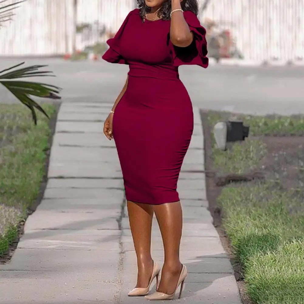 Женское платье с оборками на рукавах элегантное облегающее дышащее миди и