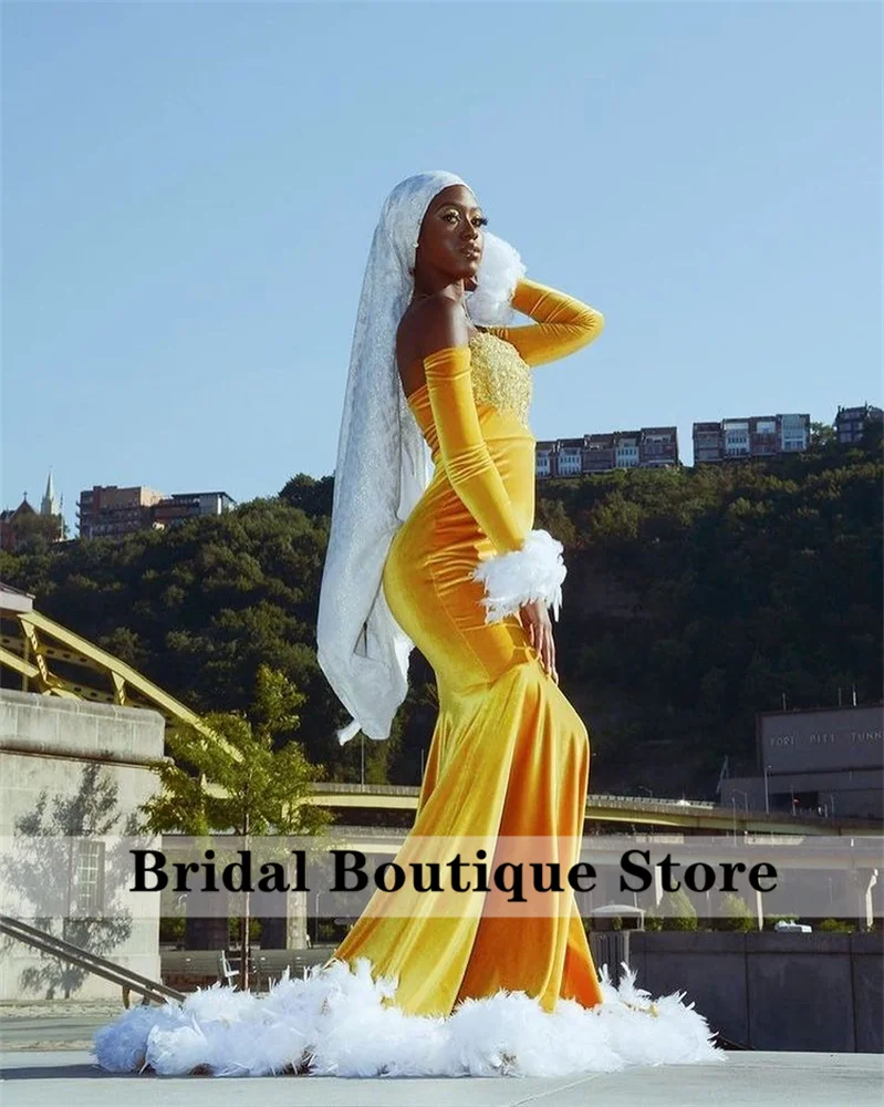 

Блестящее желтое украшенное бисером женское вечернее платье с длинным рукавом