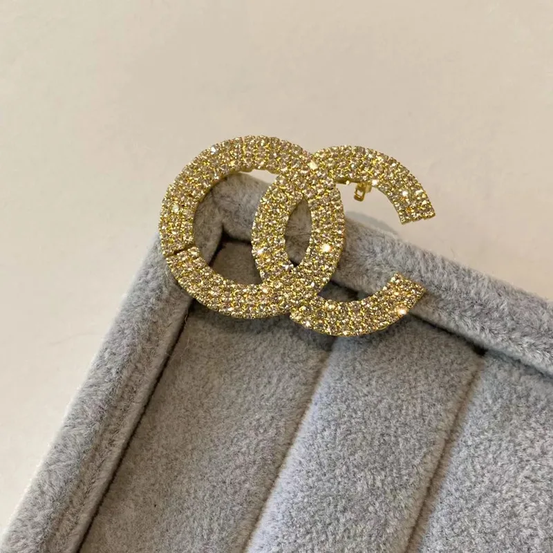 

Женская брендовая брошь с буквами CC, металлическая Милая роскошная брошь со сверкающими кристаллами для свадьбы, подарок для девушки, Модна...