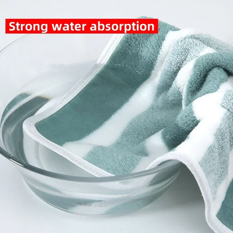 Набор полотенец для ванной комнаты с полосатым узором