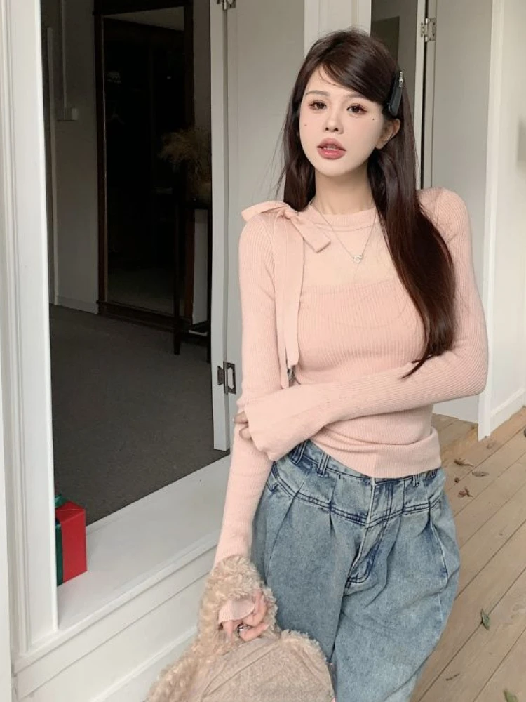 Женский укороченный свитер с бантом