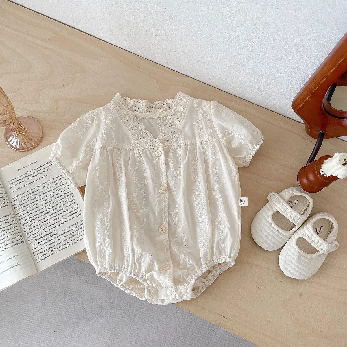 

Детское хлопковое боди с вышивкой, с V-образным вырезом и коротким рукавом